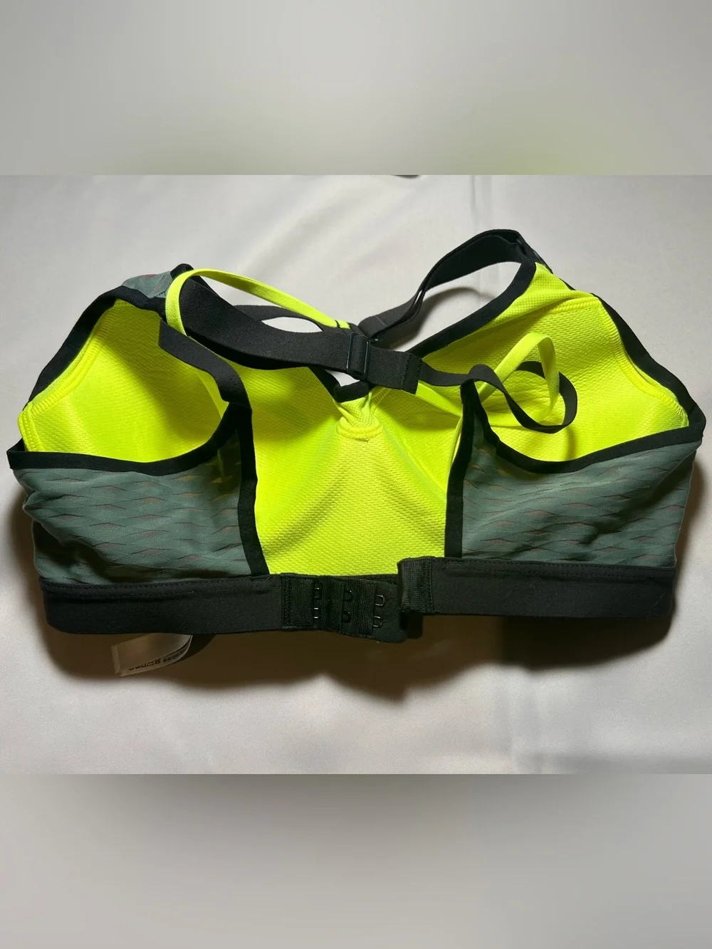 Victoria's Secret VSX Incredible Underwire Sports Bra in size 32C